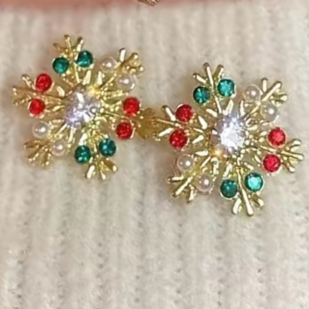 🌼 Snowflake Stud Earrings Embellished With Shiny Red and Green Crystal and Pearl